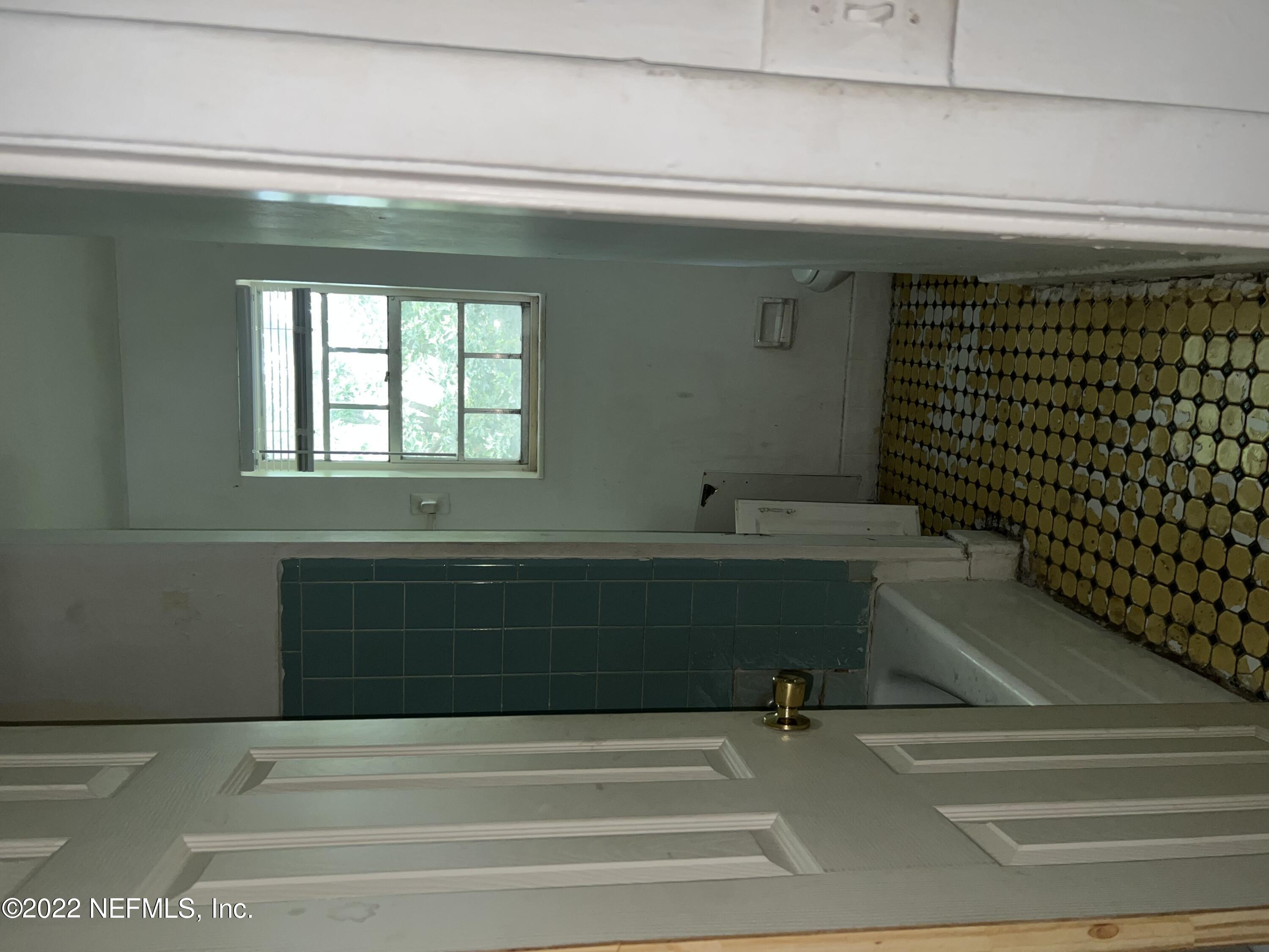 4423 Moncrief Road Jacksonville, FL 32209 - Photo 19 of 47 a bathroom with a sink and a bathtub