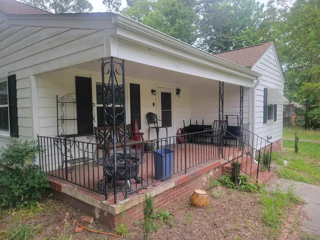 a view of a house with backyard and porch