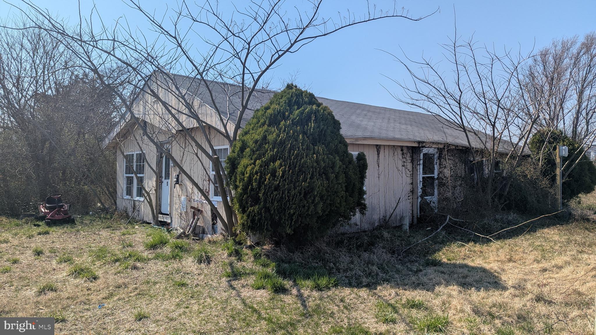 53 Creek Avenue Fortescue, NJ 08321 - Photo 2 of 11 a backyard of a house
