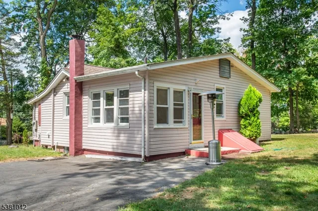 a view of a house with a yard and plants