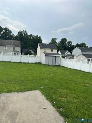 a view of house with a big yard
