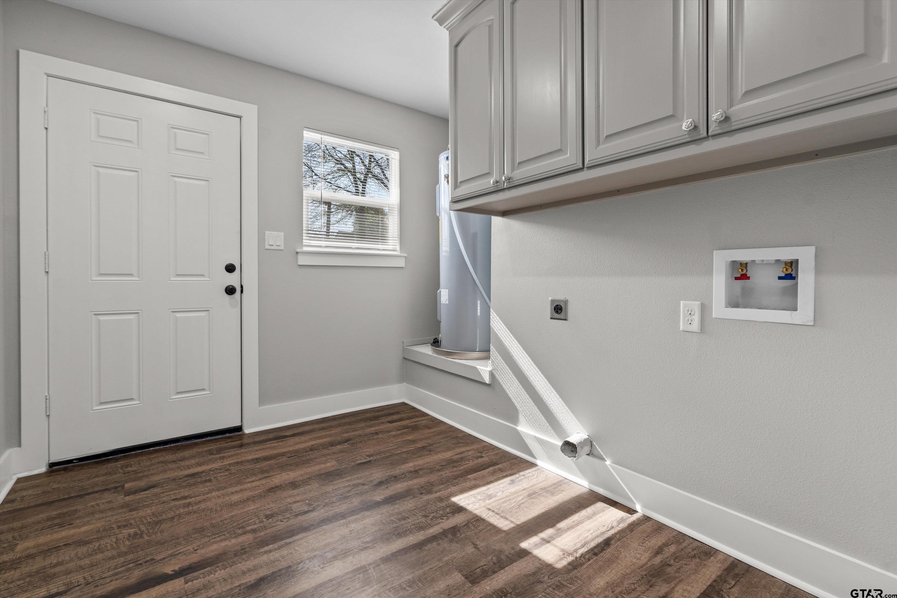 5881 Jefferson Avenue Tyler, TX 75708 - Photo 18 of 20 a view of entryway with wooden floor
