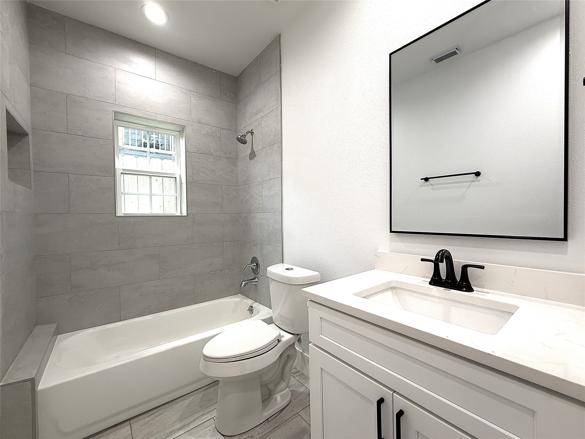 6708 Conley Street, Unit B Houston, TX 77021 - Photo 22 of 26 Bathroom #2