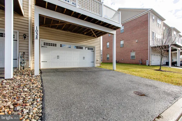 a view of a house with backyard