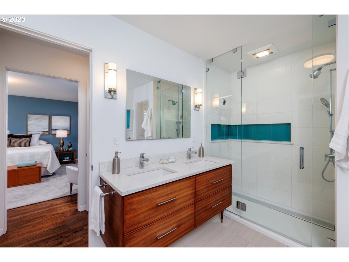 7901 Southwest Ruby Terrace Portland, OR 97219 - Photo 15 of 44 Bathroom