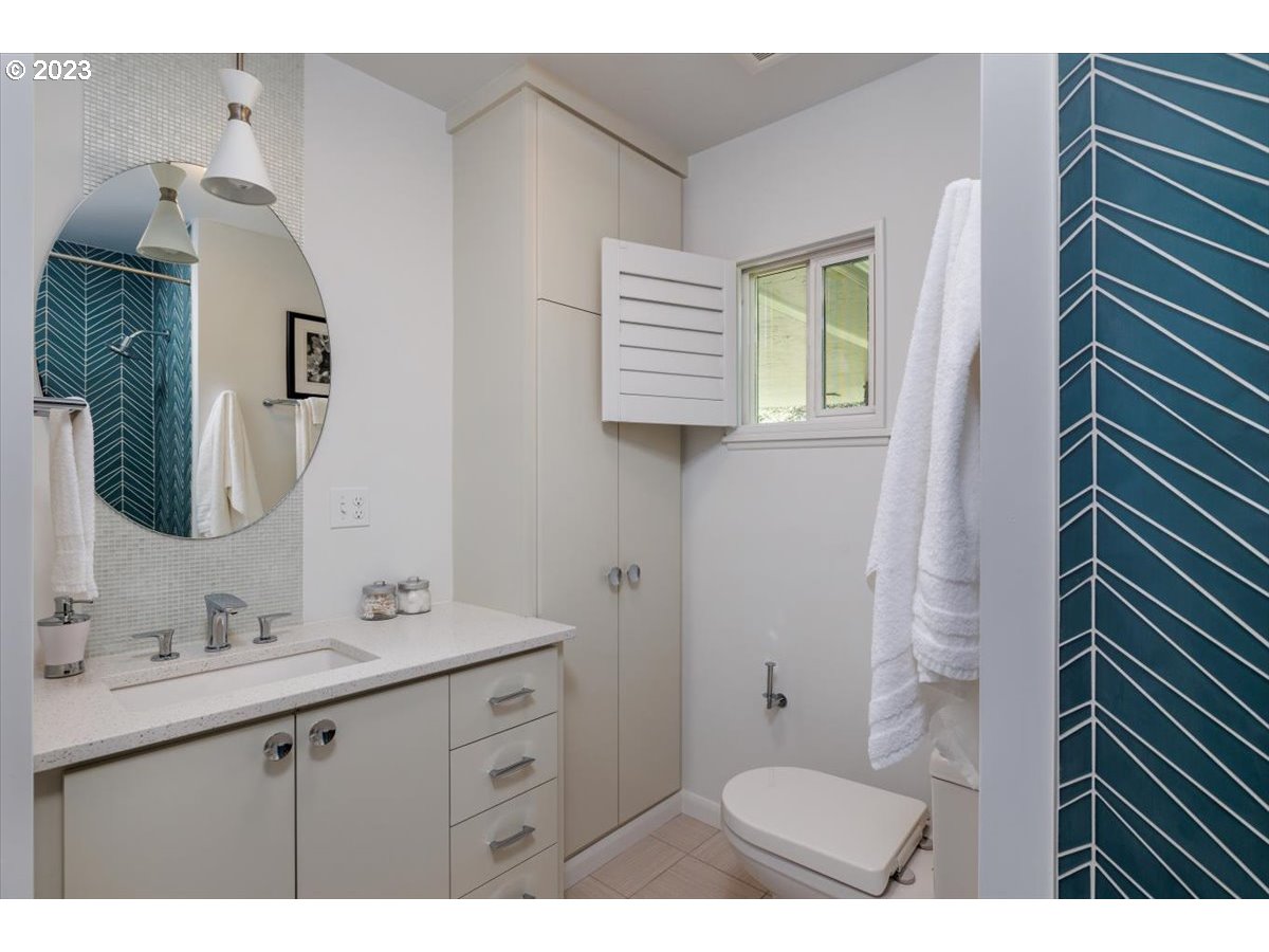 7901 Southwest Ruby Terrace Portland, OR 97219 - Photo 19 of 44 Bathroom