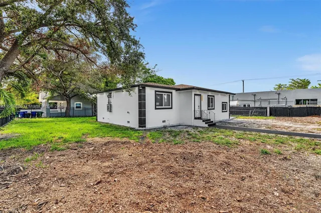 a view of a house with backyard