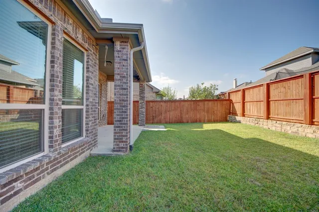 a view of a back yard