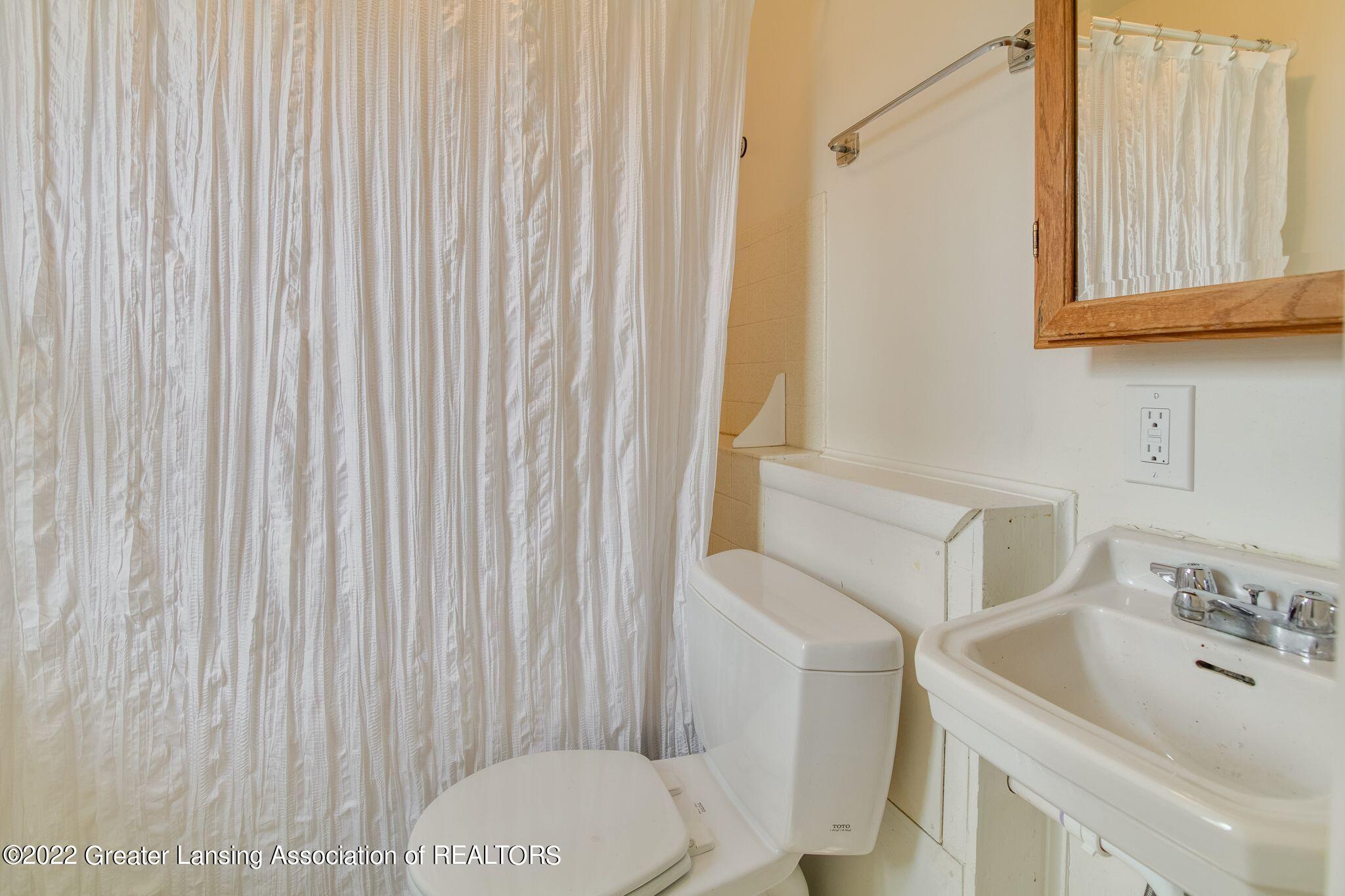 2000 Alpha Street Lansing, MI 48910 - Photo 29 of 32 Bathroom Level 2