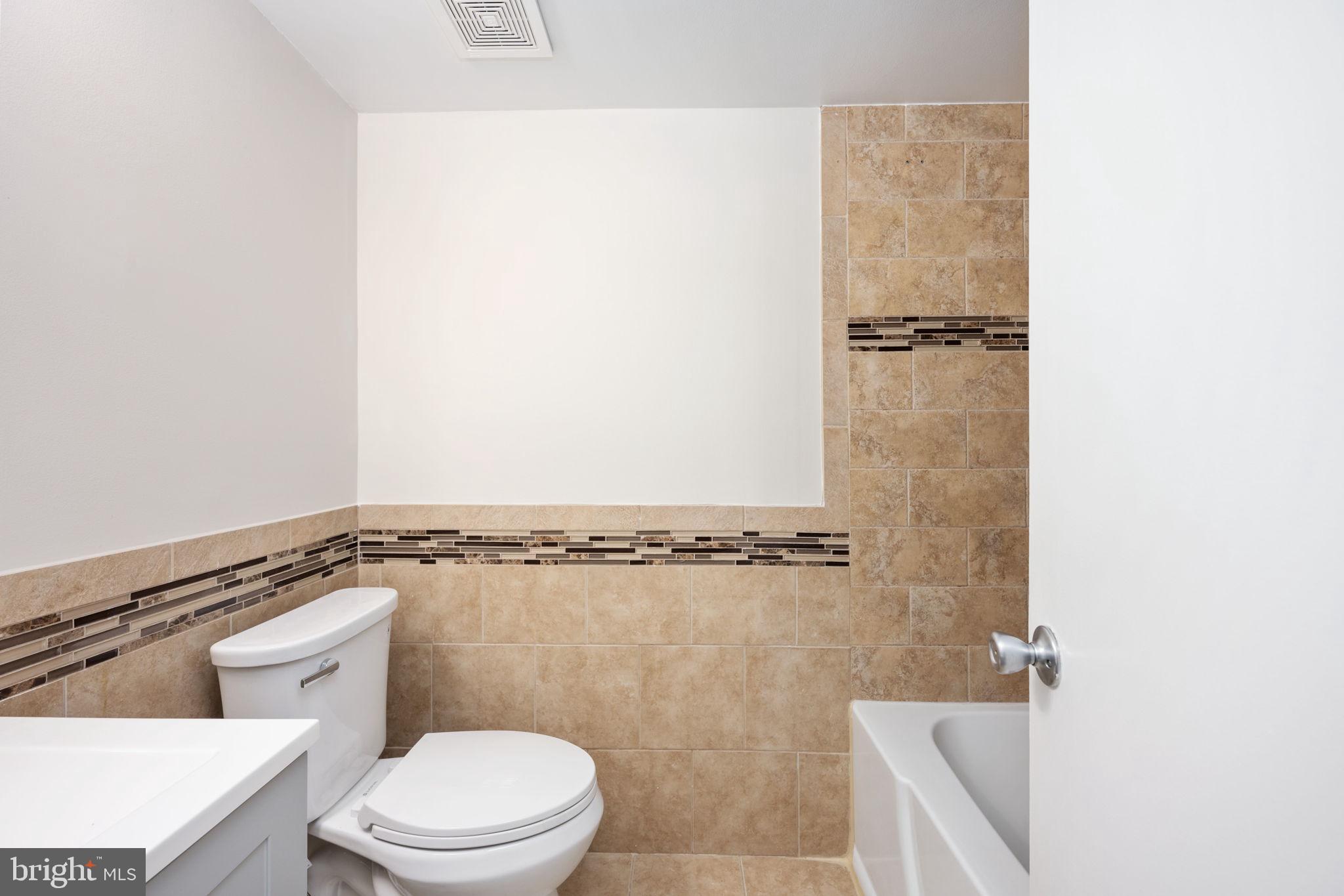 11659 Stoneview Square, Unit 11C Reston, VA 20191 - Photo 35 of 50 a bathroom with a sink a toilet a shower and a mirror