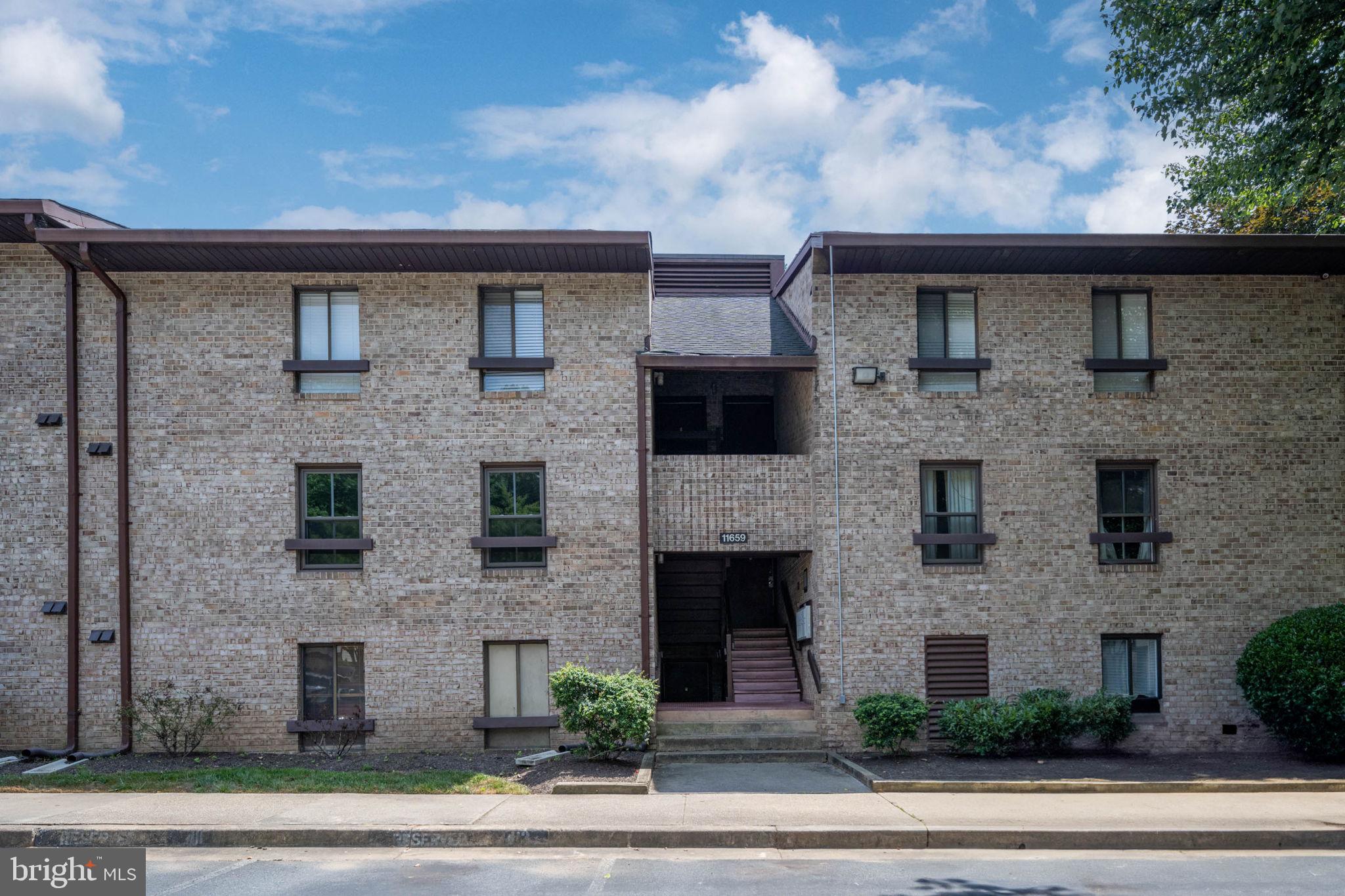 11659 Stoneview Square, Unit 11C Reston, VA 20191 - Photo 43 of 50 a front view of a house with yard
