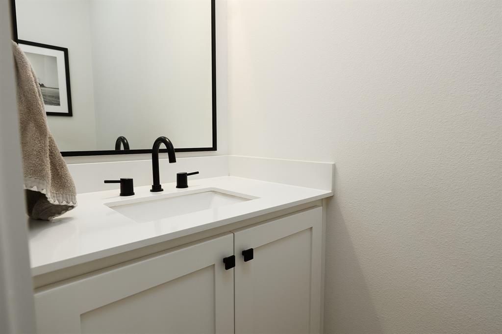 1844 Mecca Street Dallas, TX 75206 - Photo 6 of 33 Central half bath