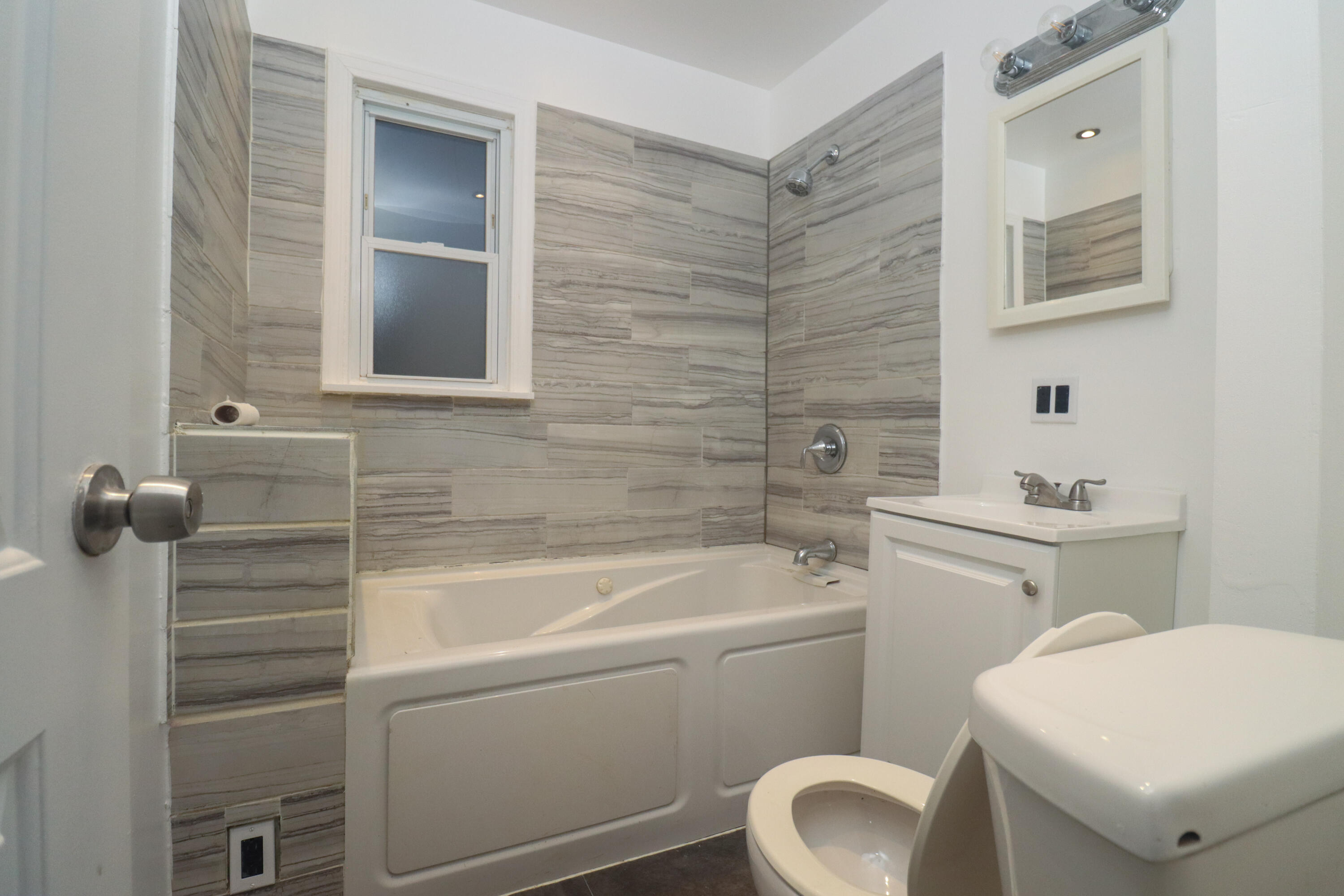 5113 North 55th Street Milwaukee, WI 53218 - Photo 9 of 19 5113 N 55th St-22