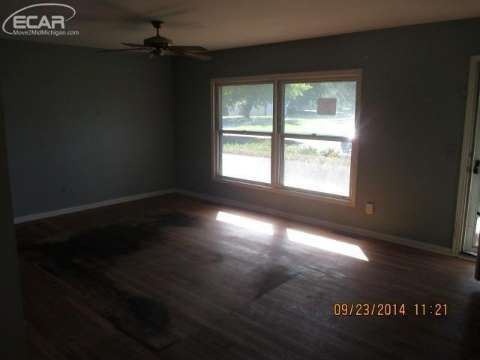 1504 West Judd Road Flint, MI 48507 - Photo 5 of 13 20422214-4.JPG