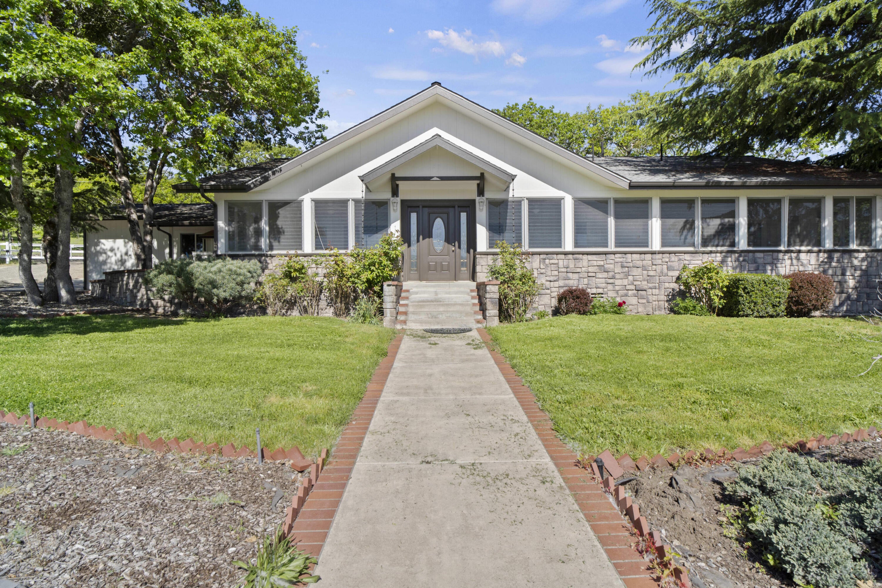 4264 Beagle Road White City, OR 97503 - Photo 1 of 41 Image 01