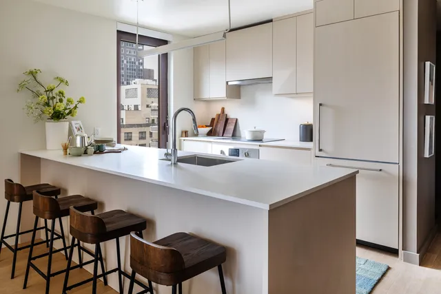 $8,040 | 300 East 50th Street, Unit 20B | Midtown East