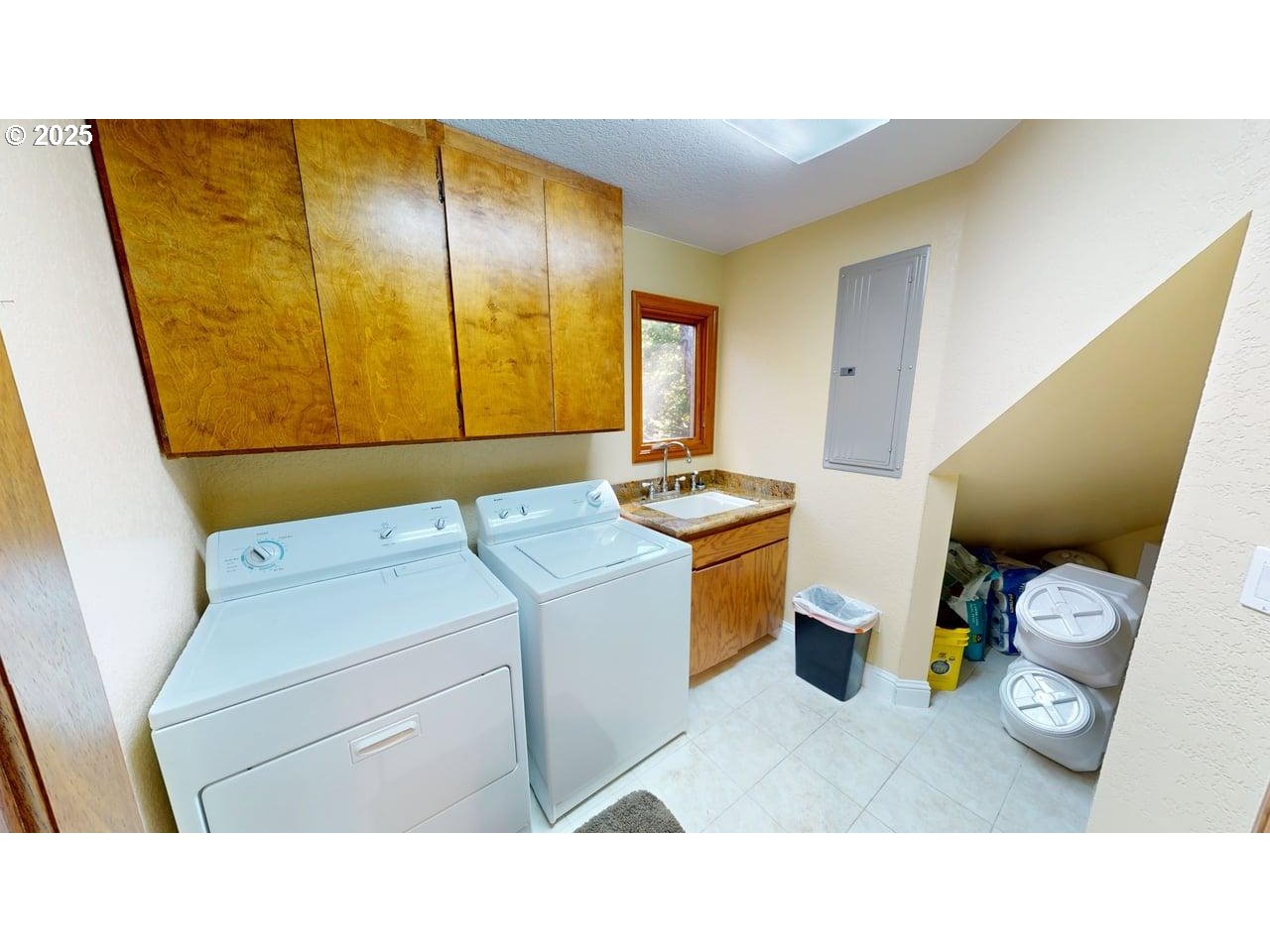 94418 Tom Cat Hill Road Gold Beach, OR 97444 - Photo 26 of 46 a room with storage and utility