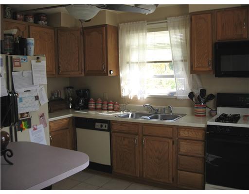 8572 Peebles Road Pittsburgh, PA 15237 - Photo 4 of 8 Kitchen. Fully equipped kitchen with breakfast bar.