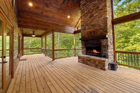 $750,000 | 658 Highland Gap Mineral Bluff, Mineral Bluff, GA 30559