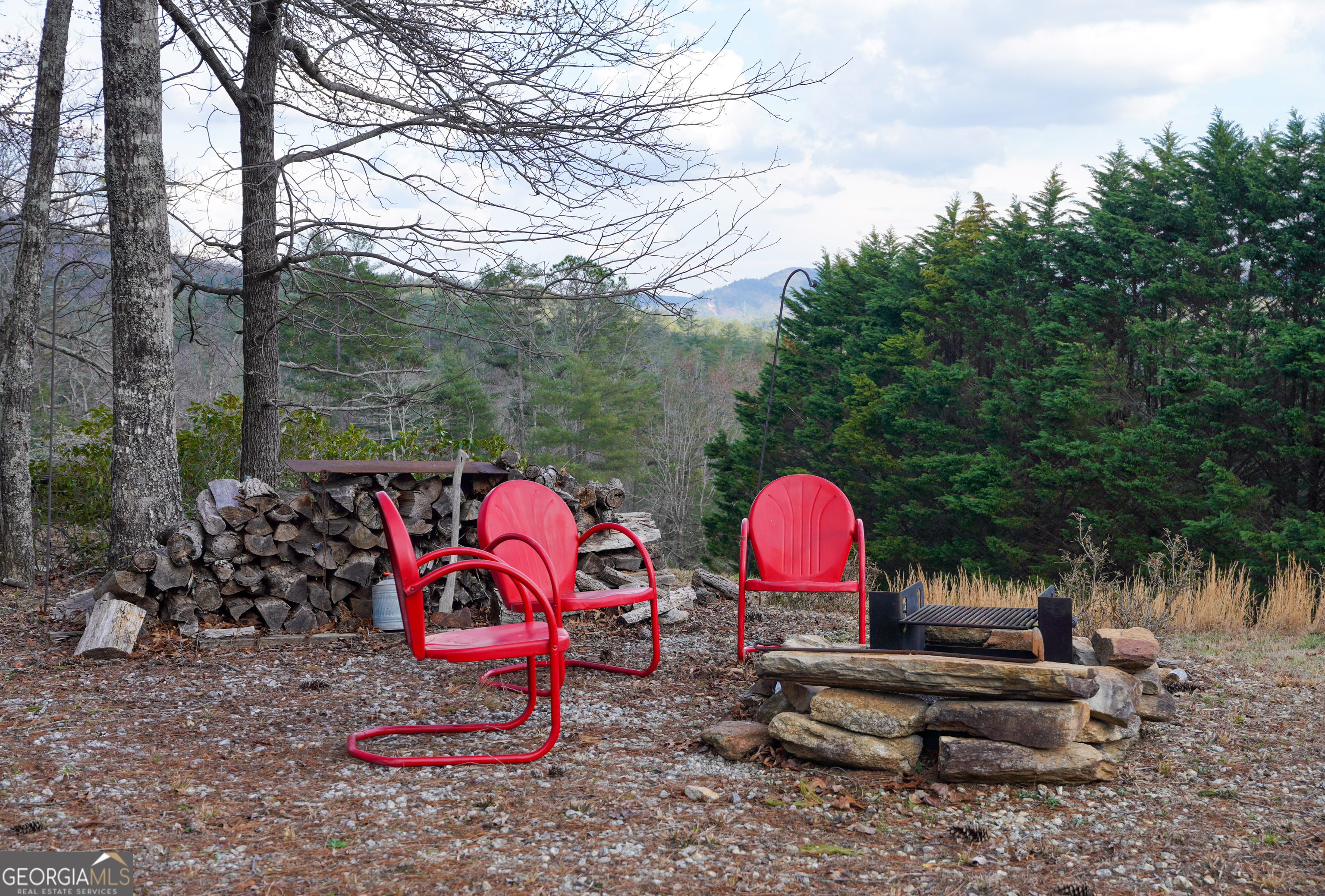 5232 Crow Creek Road Lakemont, GA 30552 - Photo 40 of 90 a backyard of a house with table and chairs
