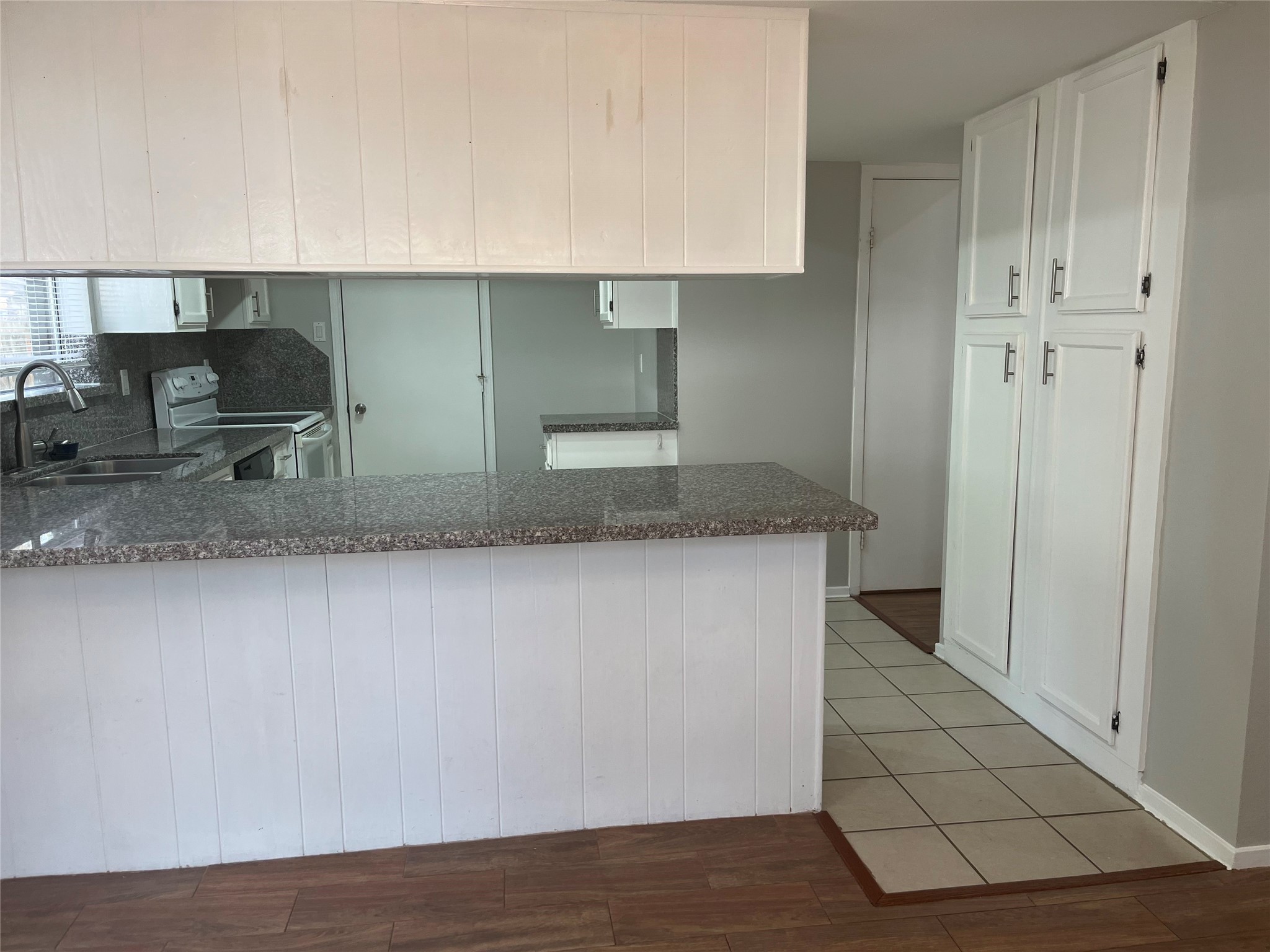 65 Yewleaf Road The Woodlands, TX 77381 - Photo 5 of 24