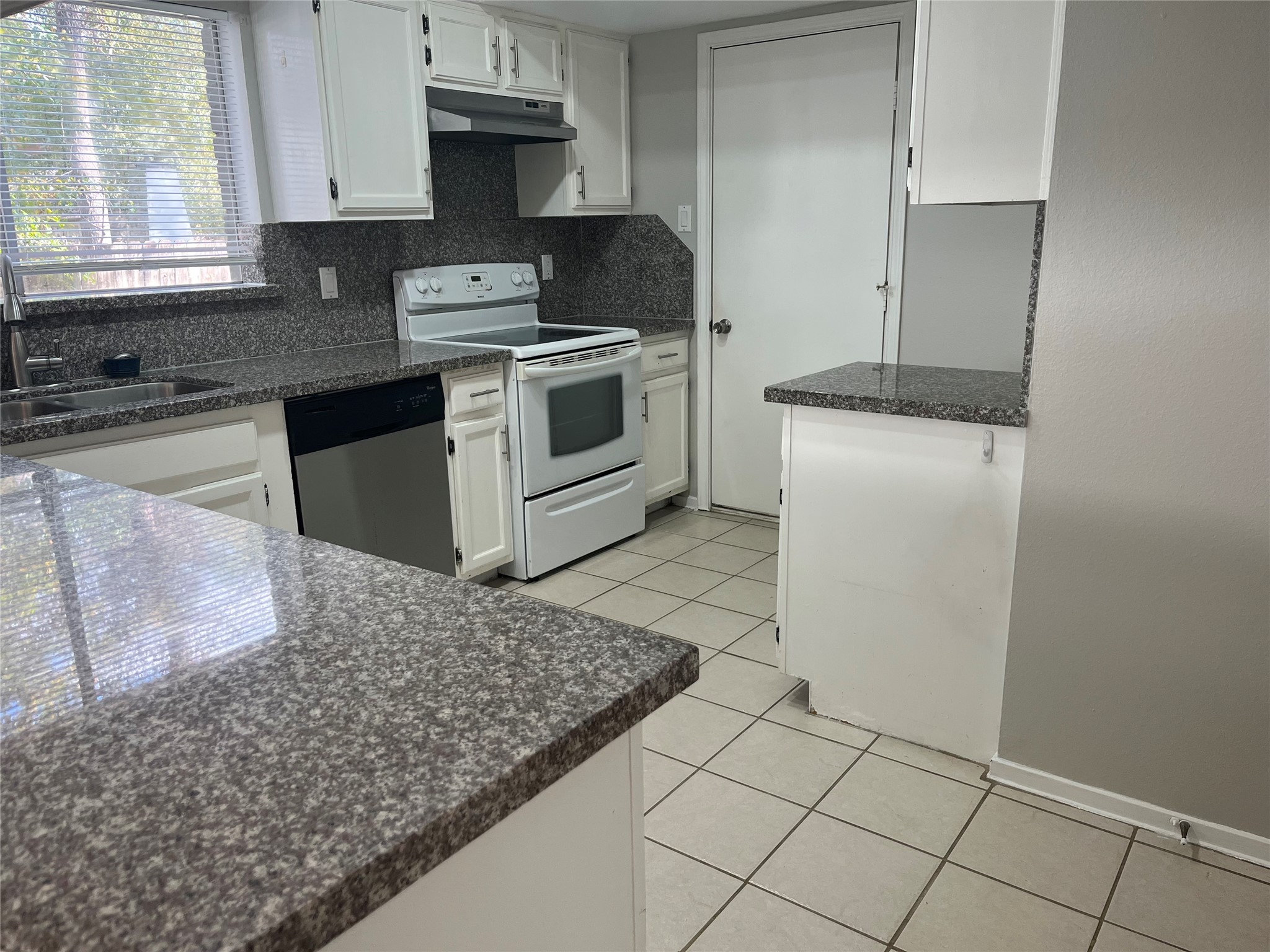 65 Yewleaf Road The Woodlands, TX 77381 - Photo 6 of 24