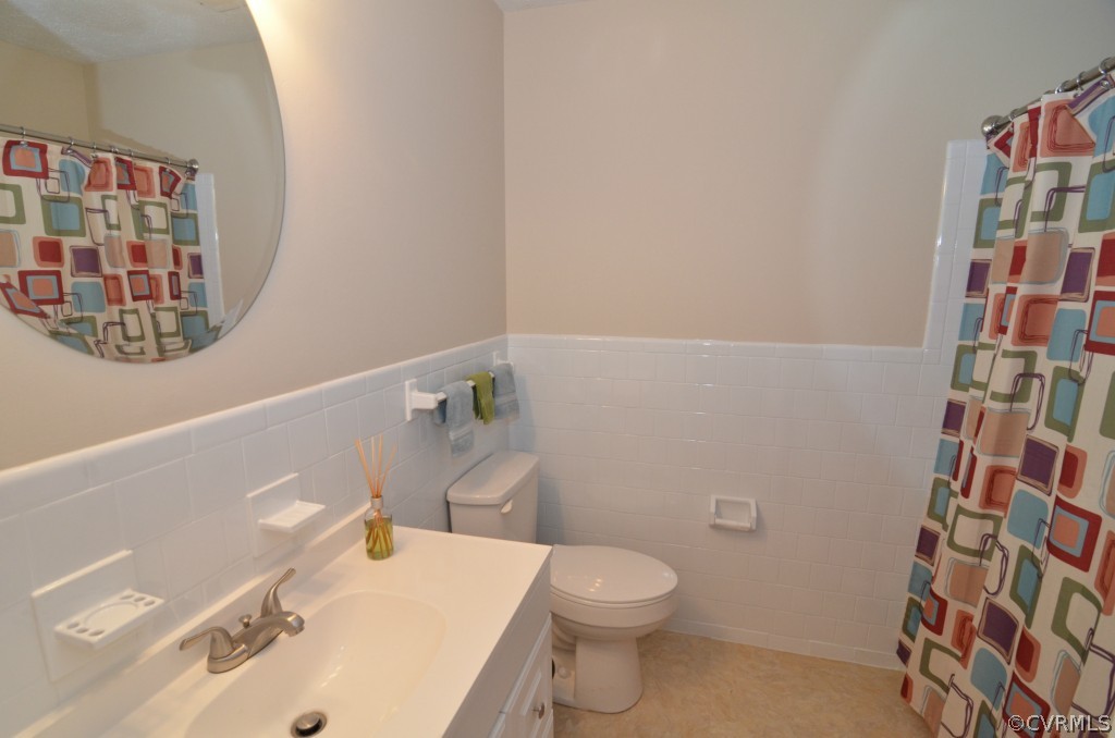 250 Philray Road North Chesterfield, VA 23236 - Photo 6 of 22 a bathroom with a sink and a toilet