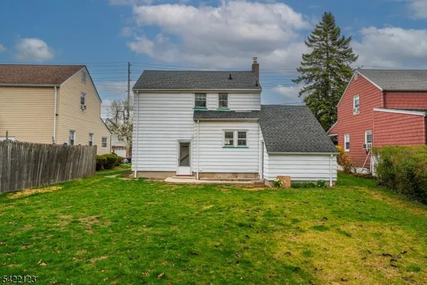a view of yard with green space