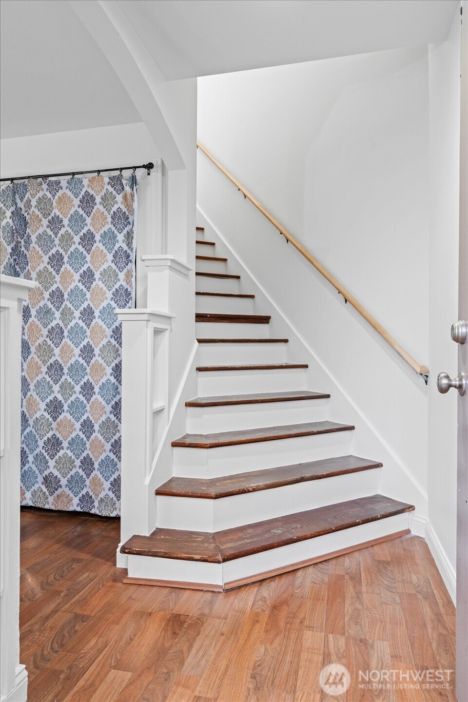 1600 Way E Yeslelr Way East, Unit 102 Seattle, WA 98122 - Photo 13 of 30 a view of entryway