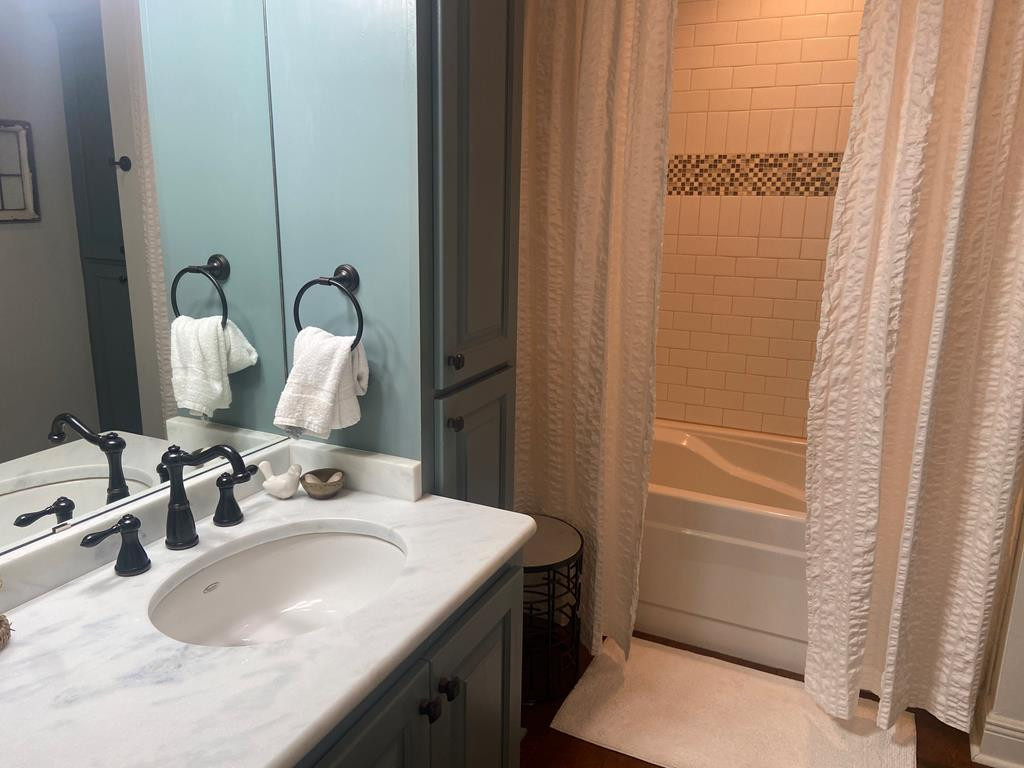 1915 Heucks Retreat Road Northeast Brookhaven, MS 39601 - Photo 20 of 37 Guest Bath