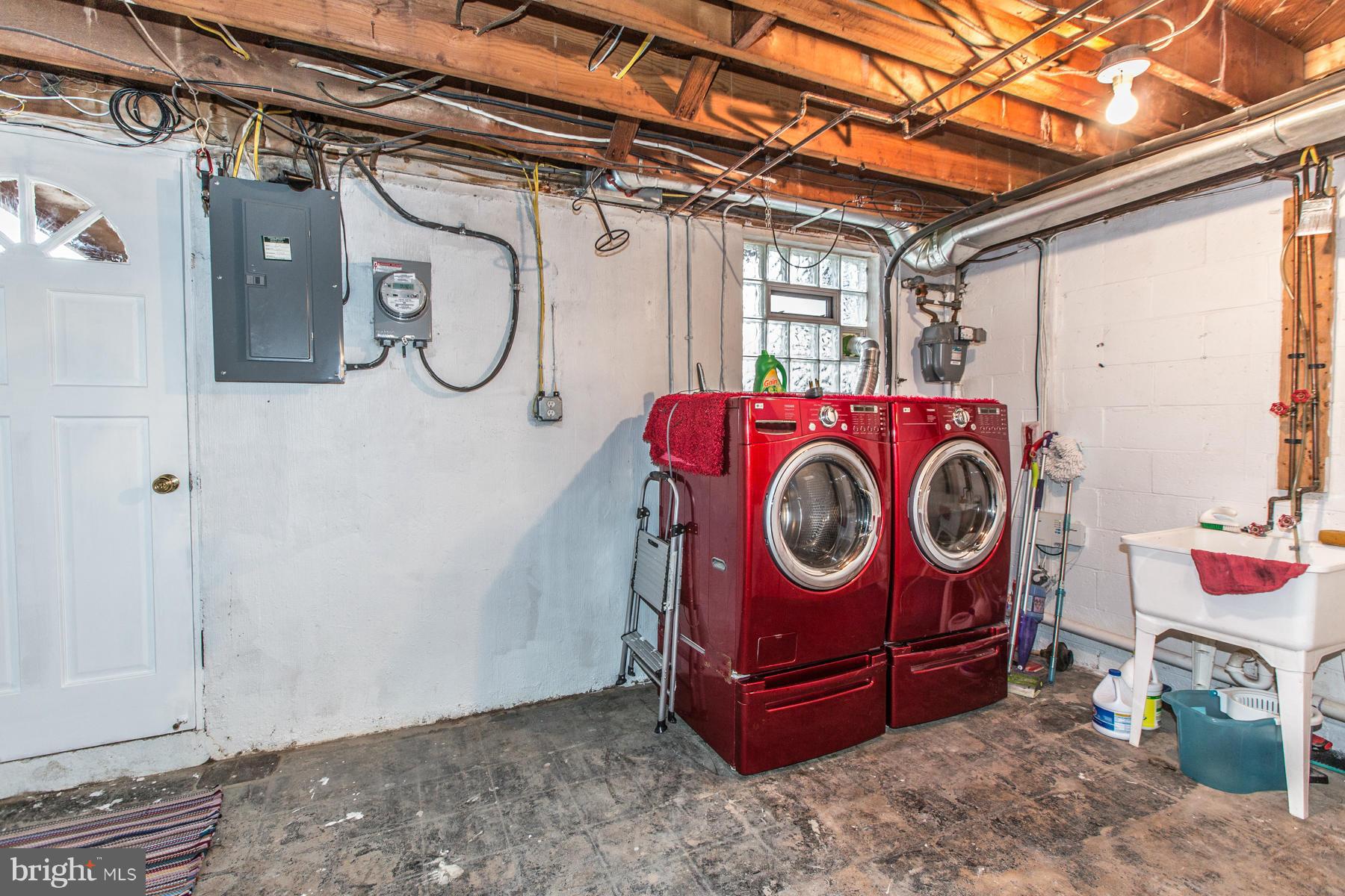 8009 Wynbrook Road Baltimore, MD 21224 - Photo 22 of 27 a utility room with dryer and washer