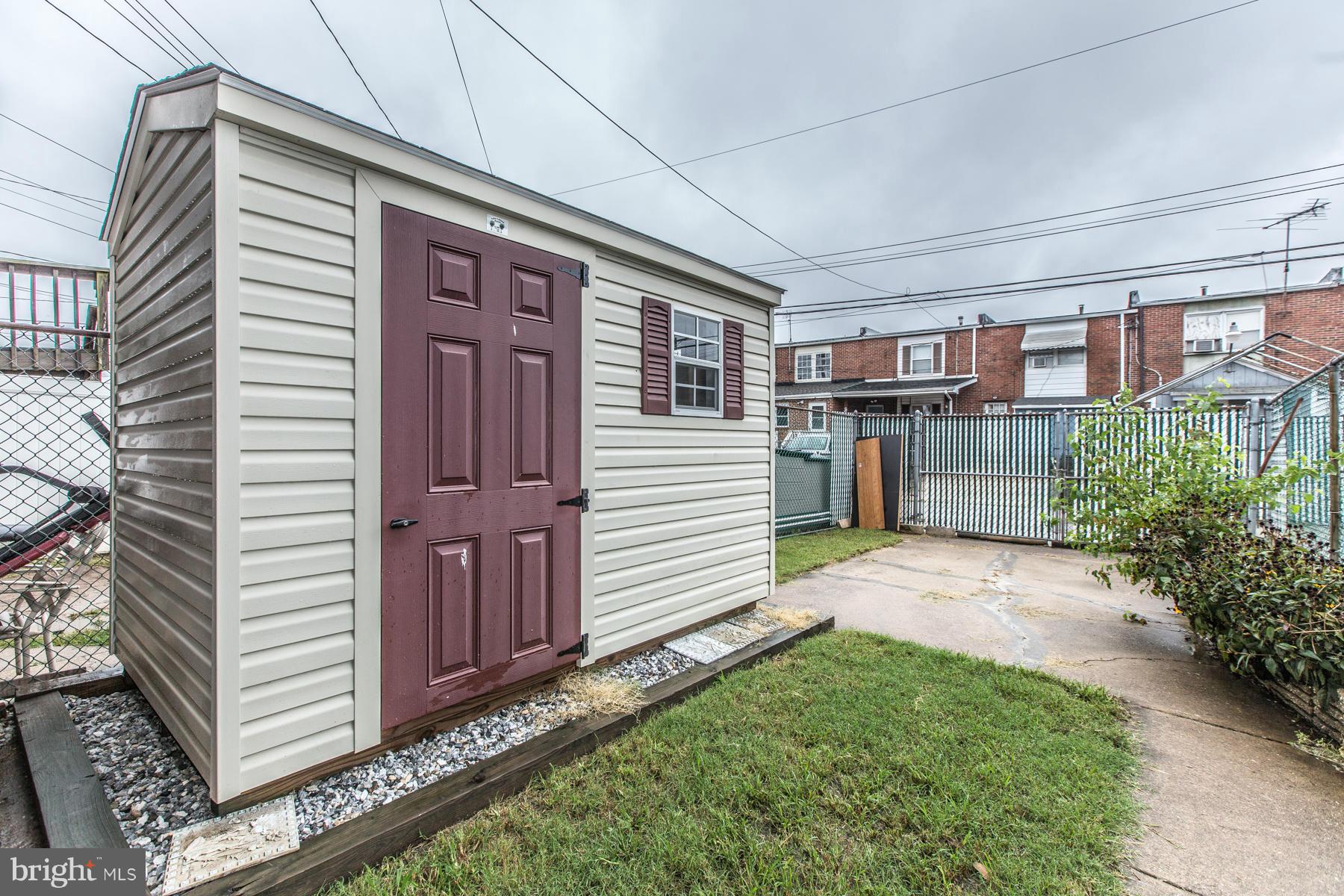 8009 Wynbrook Road Baltimore, MD 21224 - Photo 25 of 27 a view of a back yard of the house