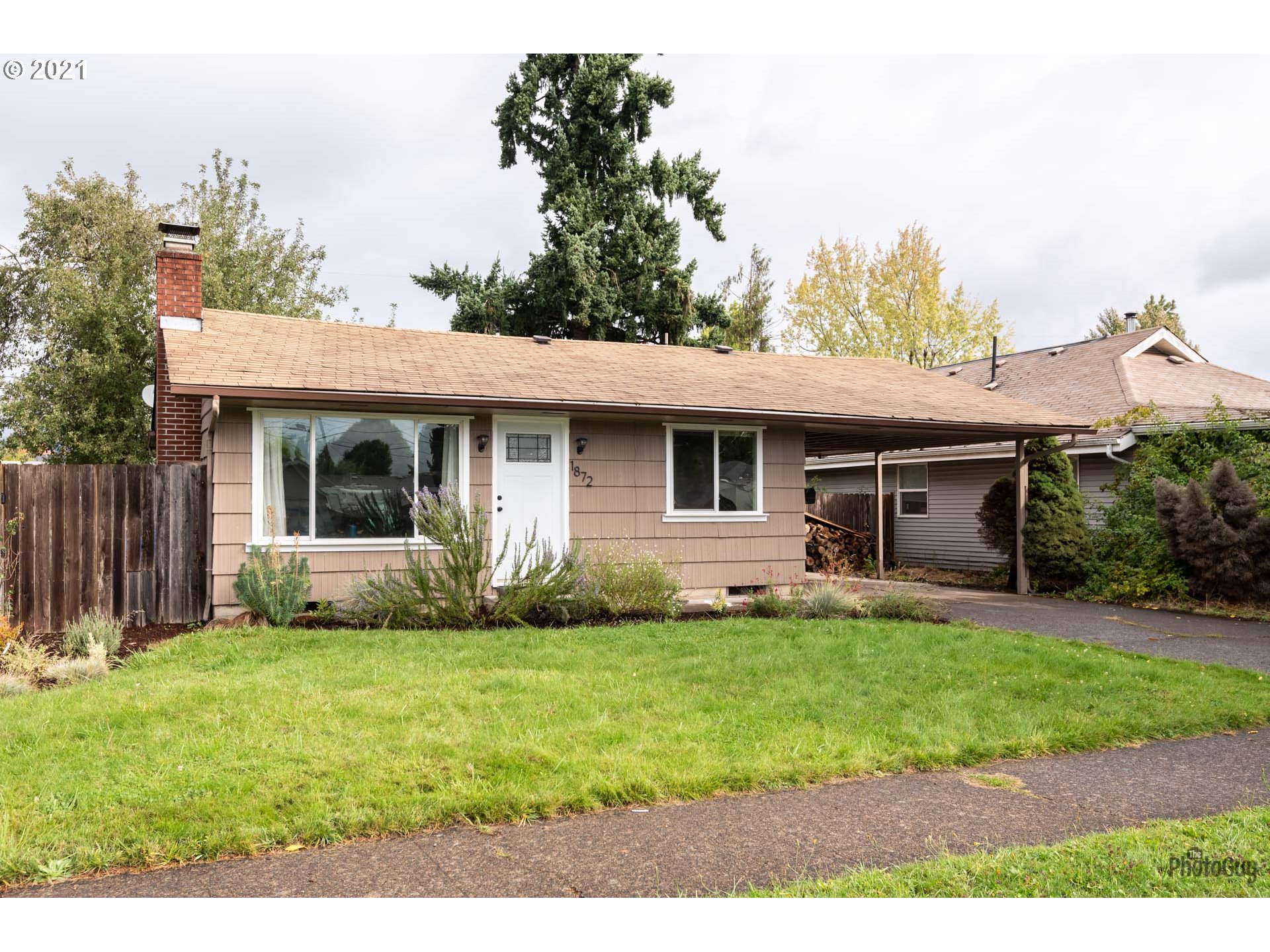 1872 I Street Springfield, OR 97477 - Photo 1 of 24 a view of a house with back yard