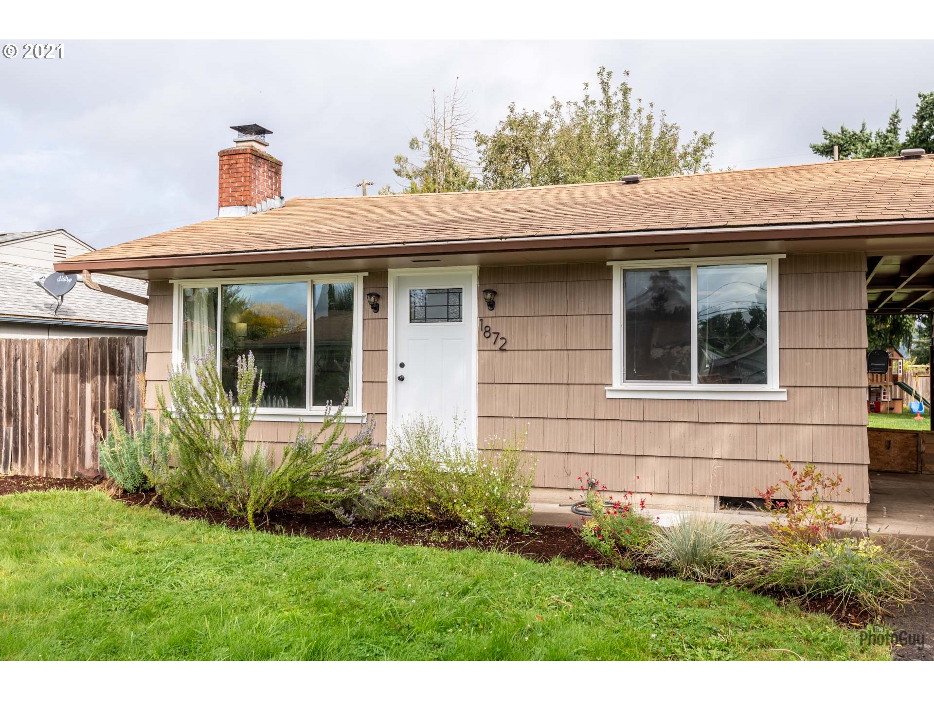 1872 I Street Springfield, OR 97477 - Photo 2 of 24 a front view of house with yard