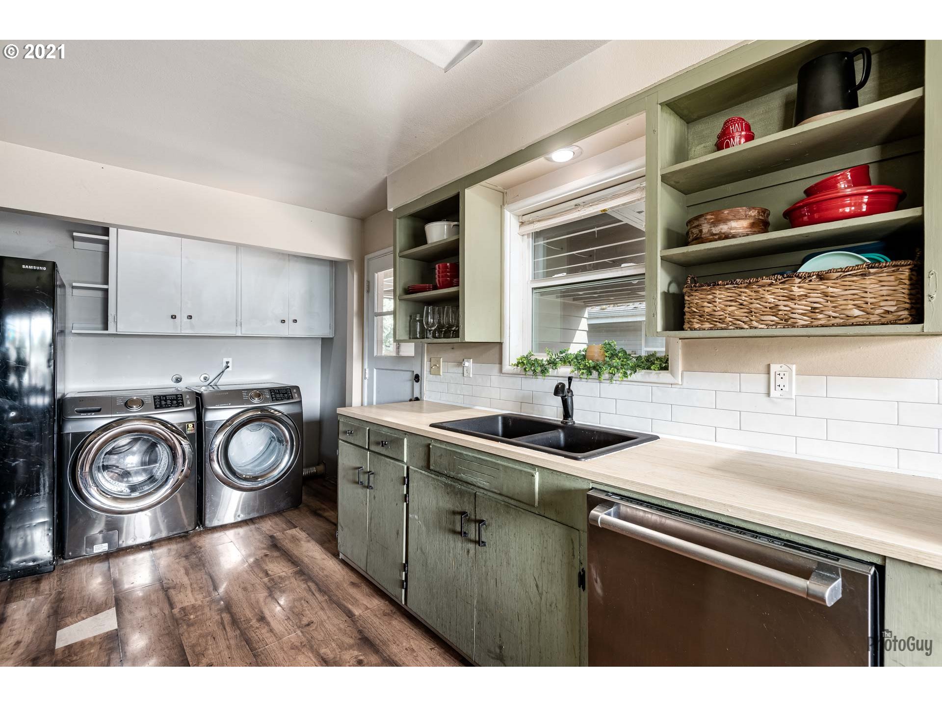1872 I Street Springfield, OR 97477 - Photo 11 of 24 a kitchen with a stove a sink and cabinets