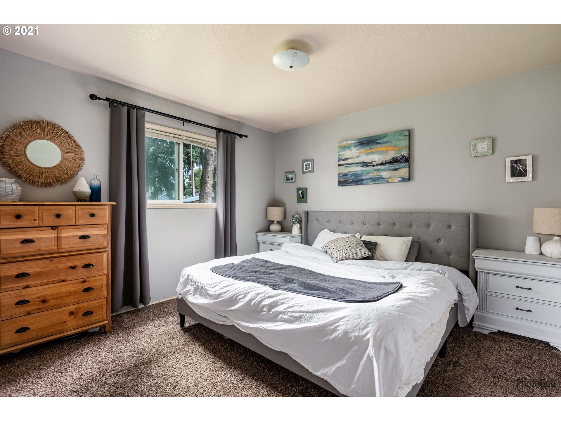 1872 I Street Springfield, OR 97477 - Photo 15 of 24 a bedroom with a bed and a dresser