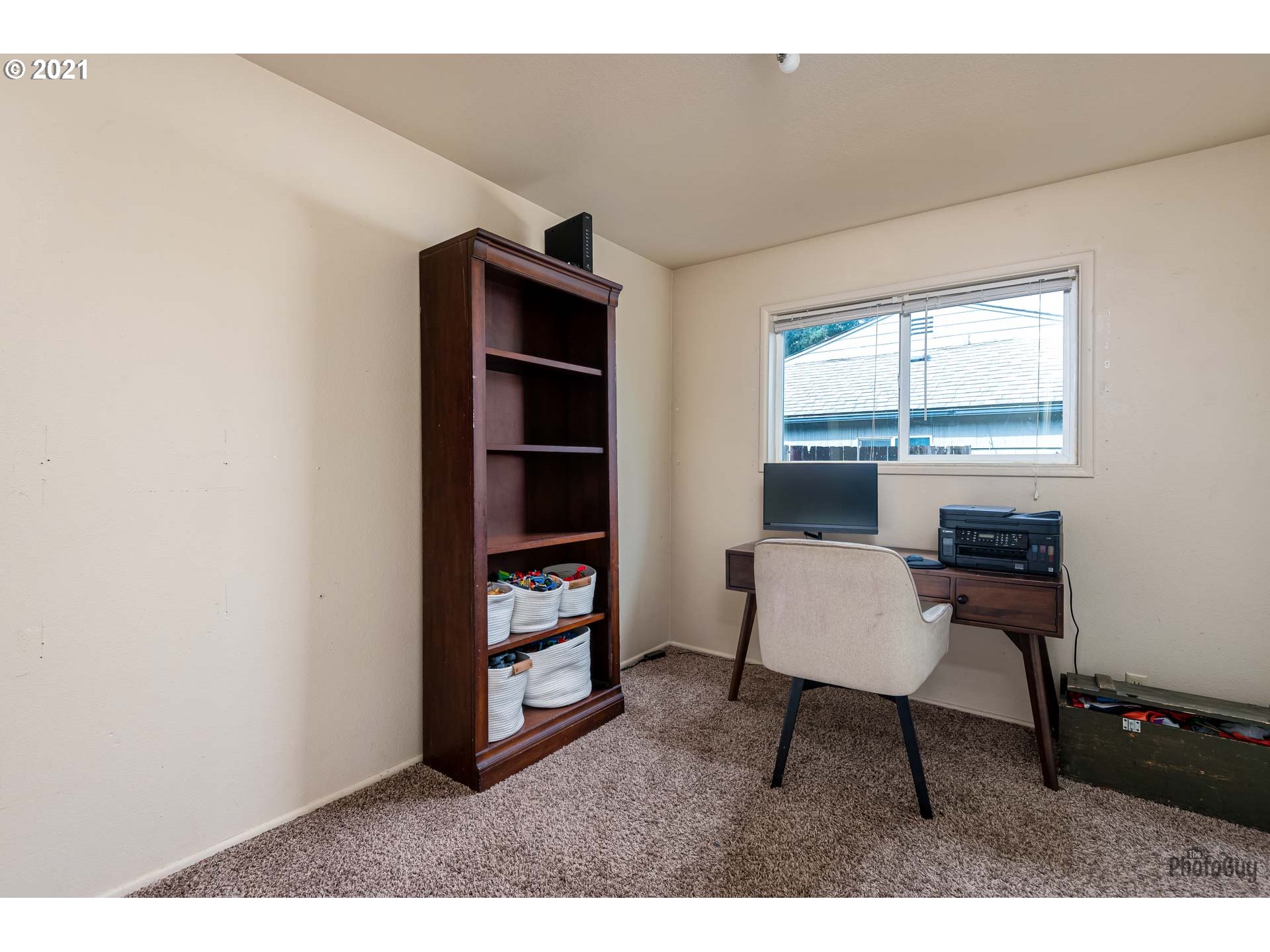 1872 I Street Springfield, OR 97477 - Photo 20 of 24 a workspace with furniture and window