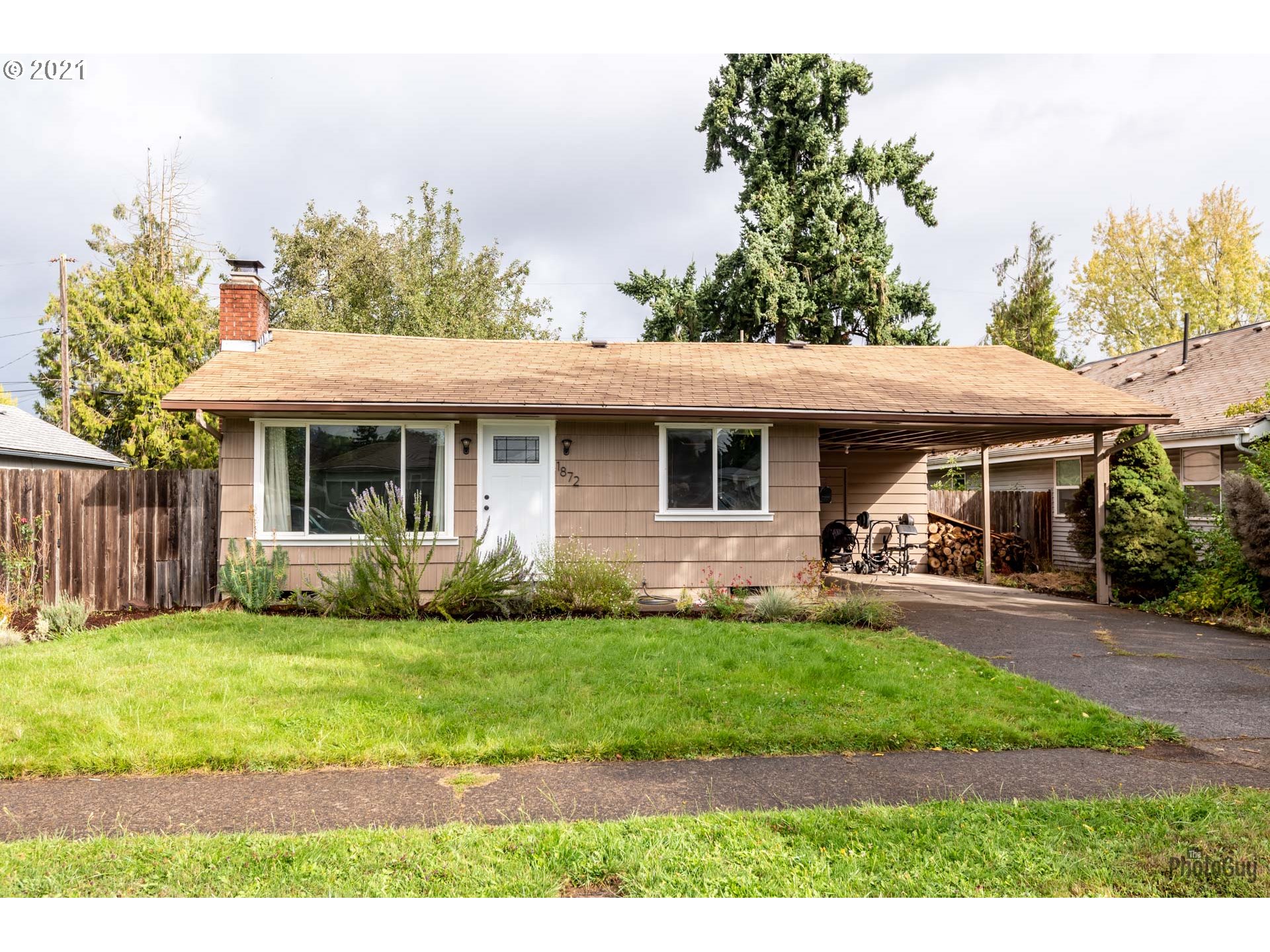 1872 I Street Springfield, OR 97477 - Photo 3 of 24 a front view of a house with a yard and porch