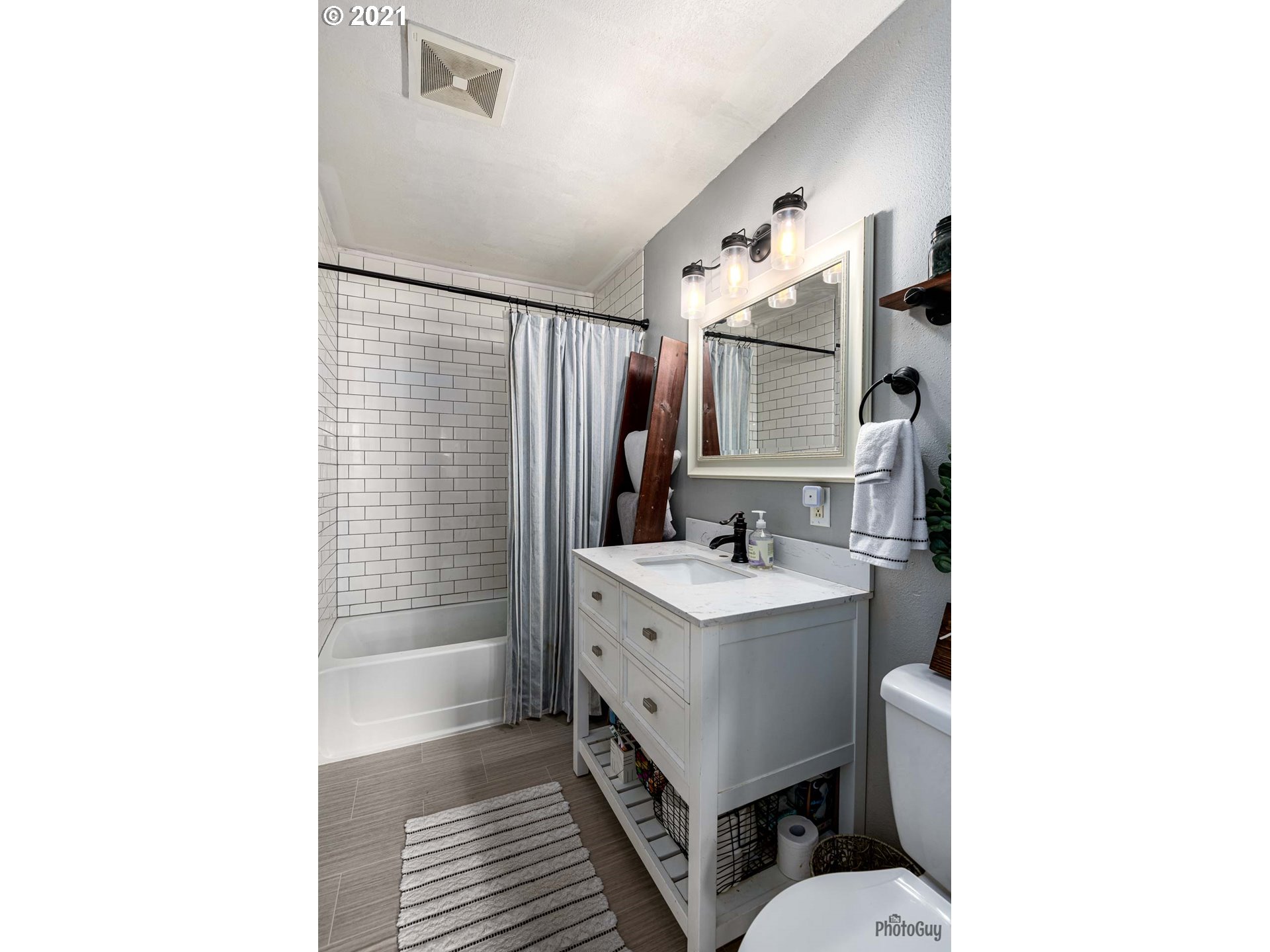 1872 I Street Springfield, OR 97477 - Photo 21 of 24 a bathroom with a sink and a mirror
