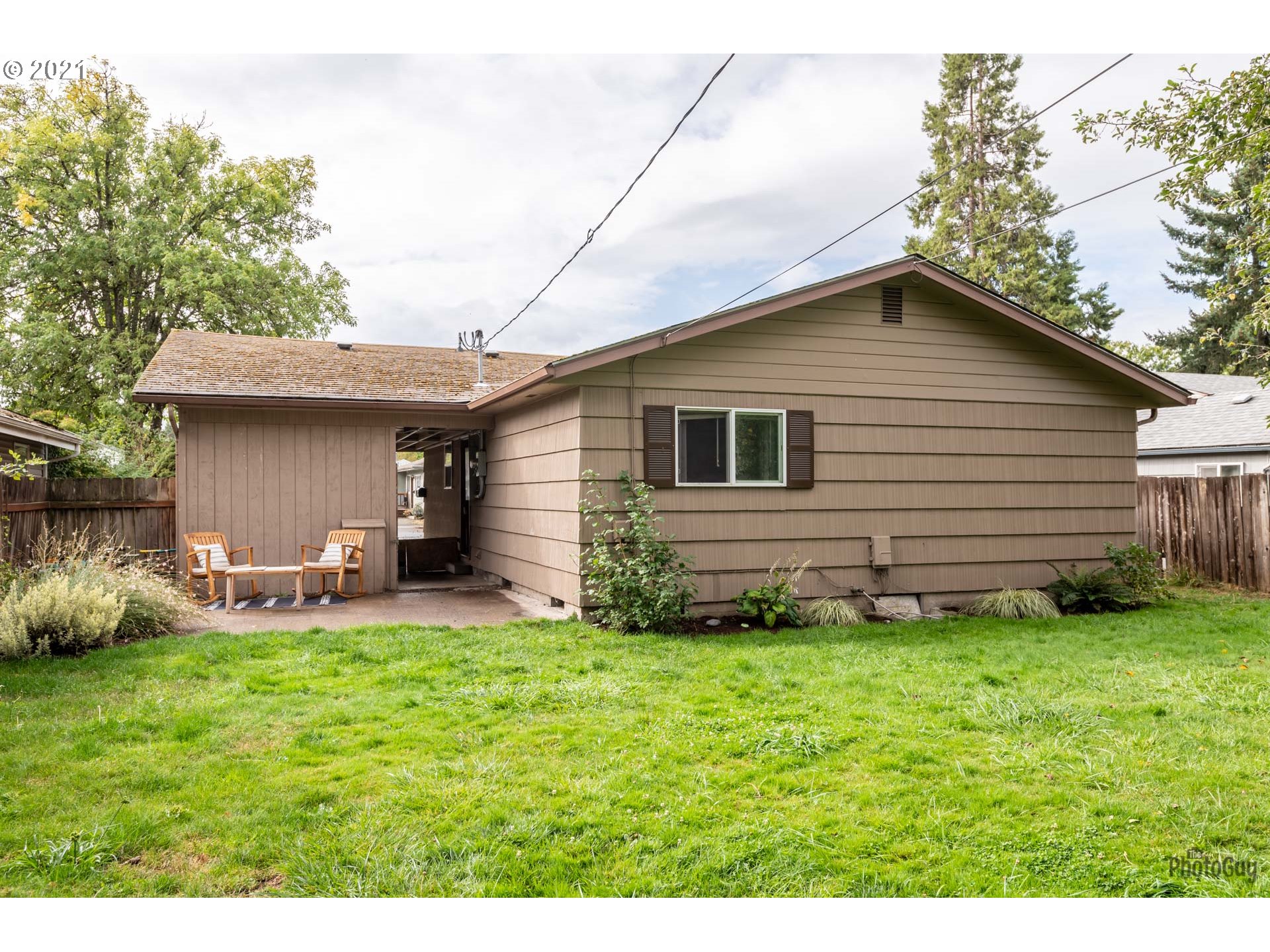 1872 I Street Springfield, OR 97477 - Photo 22 of 24 a backyard of a house with table and chairs