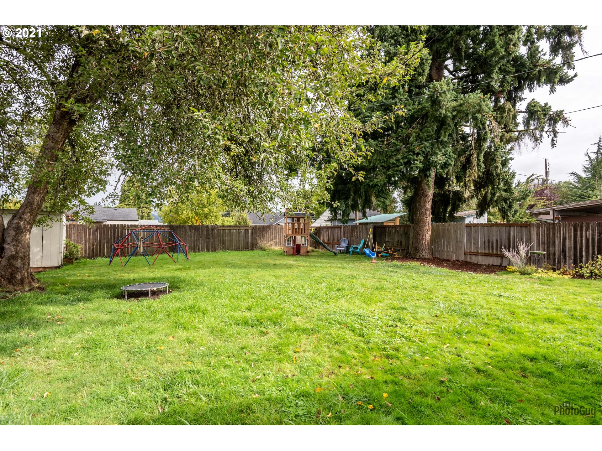 1872 I Street Springfield, OR 97477 - Photo 24 of 24 a backyard of a house with lots of green space