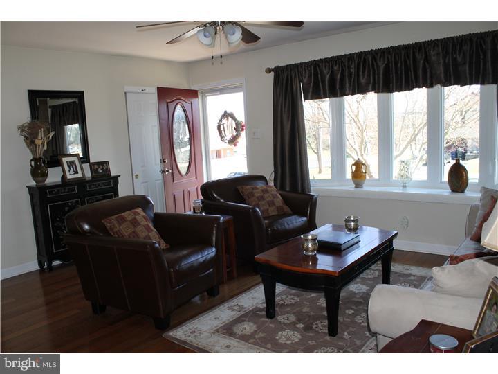 110 Bender Road Horsham, PA 19040 - Photo 4 of 25 Living Room
