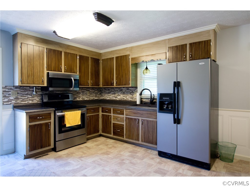 9361 West Bunker Hill Road Rice, VA 23966 - Photo 6 of 39 a kitchen with granite countertop a refrigerator and a stove top oven