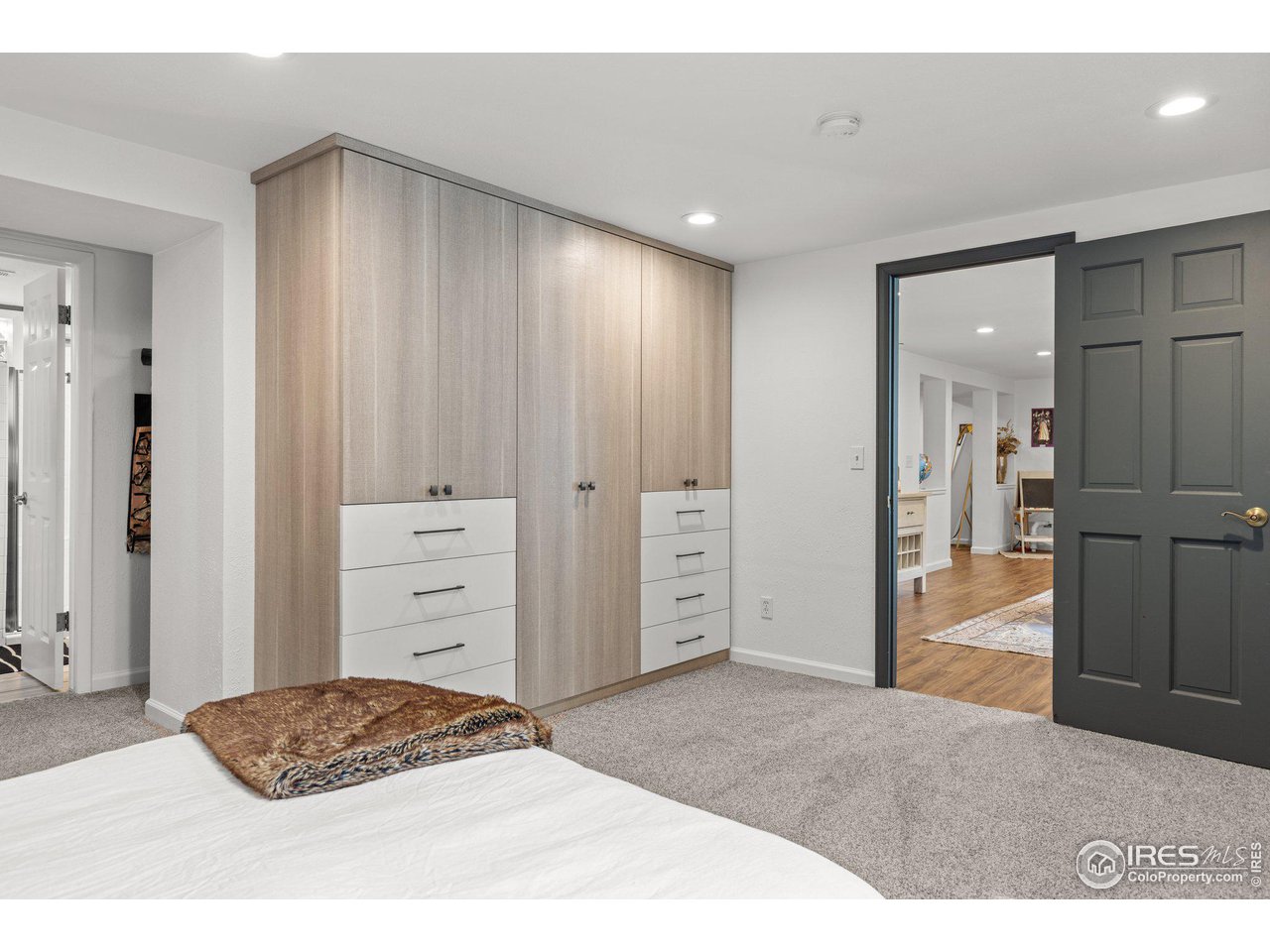 2685 Stephens Road Boulder, CO 80305 - Photo 15 of 40 a living room with closet