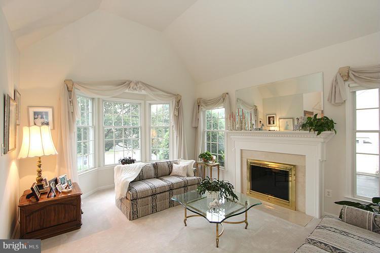 1316 Aldbury Way Reston, VA 20194 - Photo 3 of 30 Living Room