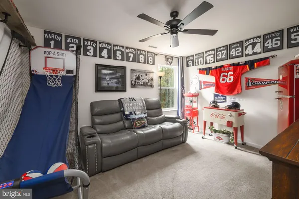 a view of livingroom with furniture