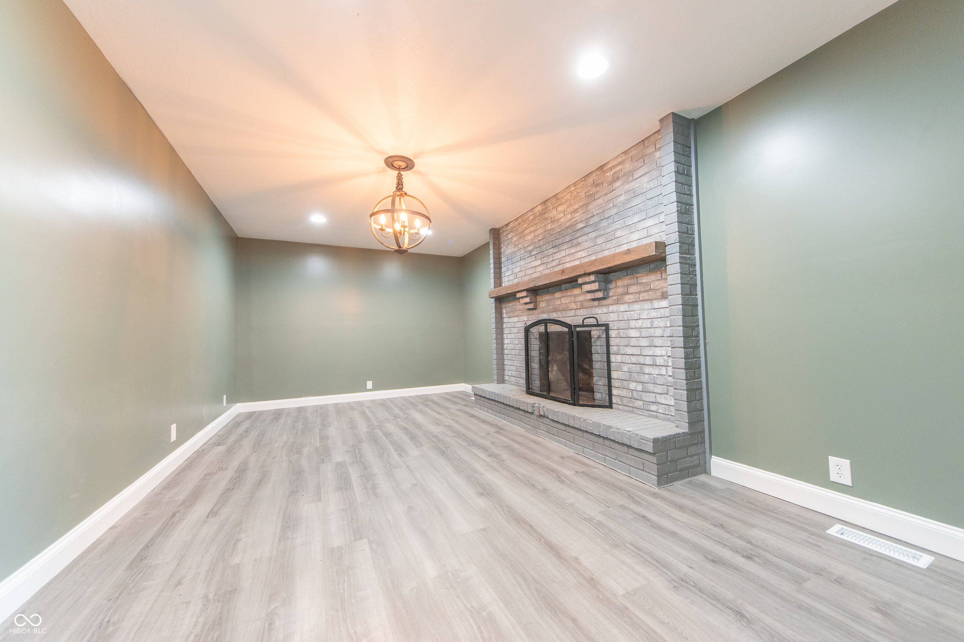 9636 Randal Street Columbus, IN 47203 - Photo 6 of 33 Gallery Image 6