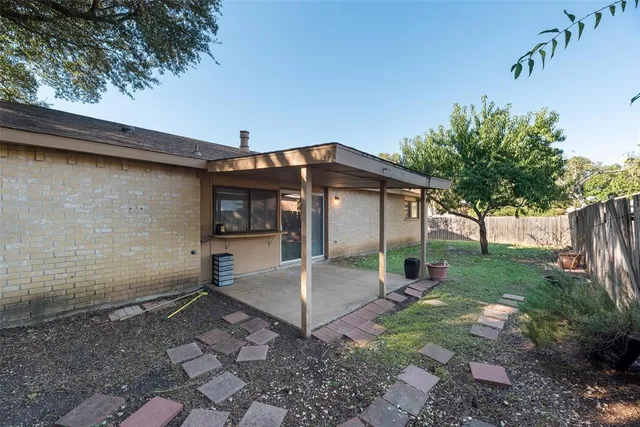 a view of a house with backyard and sitting area