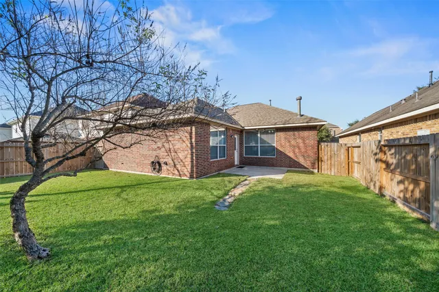 a view of a house with backyard and garden