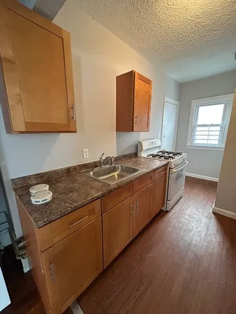 $1,400 | 588 Brock Avenue, Unit 3S, New Bedford, MA 02744